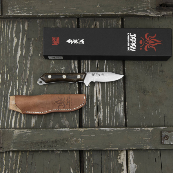 KANETSUNE SEKI Seseragi Drop 7 cm - japoński nóż survivalowy ze stali wysokowęglowej w etui / pochwie