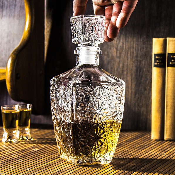 Karafka do whisky i nalewek z korkiem szklana TADAR RESERVA 0,81 l
