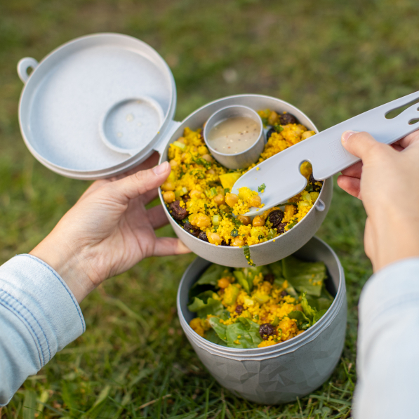 KOZIOL Bento Club szary - lunchbox plastikowy dwukomorowy z pojemnikiem na sos