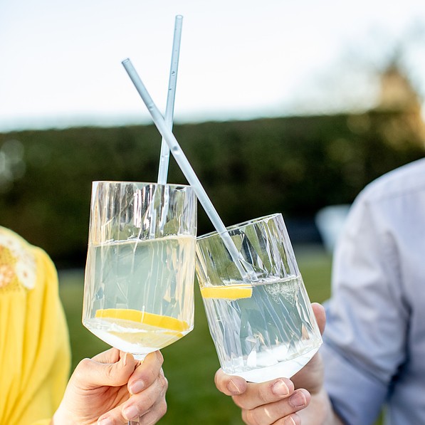 KOZIOL Cheers Długie 8 szt. transparentne - słomki wielorazowe do napojów i drinków plastikowe ze szczoteczką