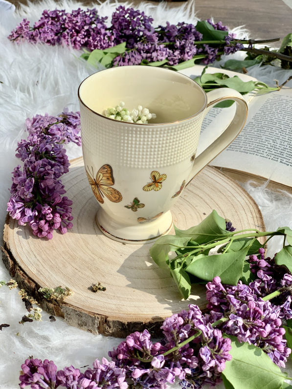 Kubek porcelanowy na stopce DUO ECRU MOTYLKI 400 ml