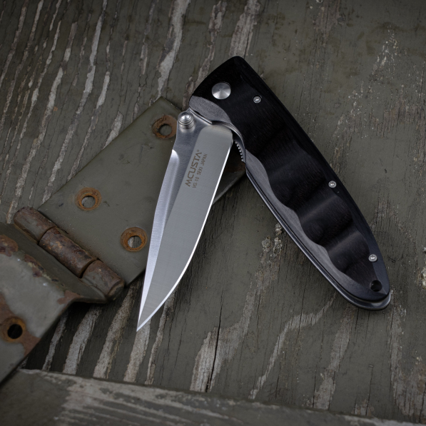 MCUSTA Classic Wave Black Pakka 8 cm - japoński nóż survivalowy składany ze stali nierdzewnej