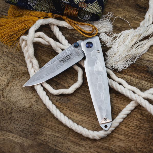 MCUSTA Shinra Tsuchi Damascus 6,5 cm - japoński nóż survivalowy składany ze stali damasceńskiej
