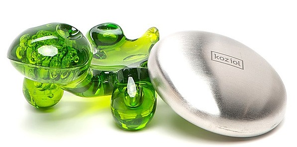 KOZIOL Amanda zielone - mydło stalowe niwelujące przykry zapach z podstawką