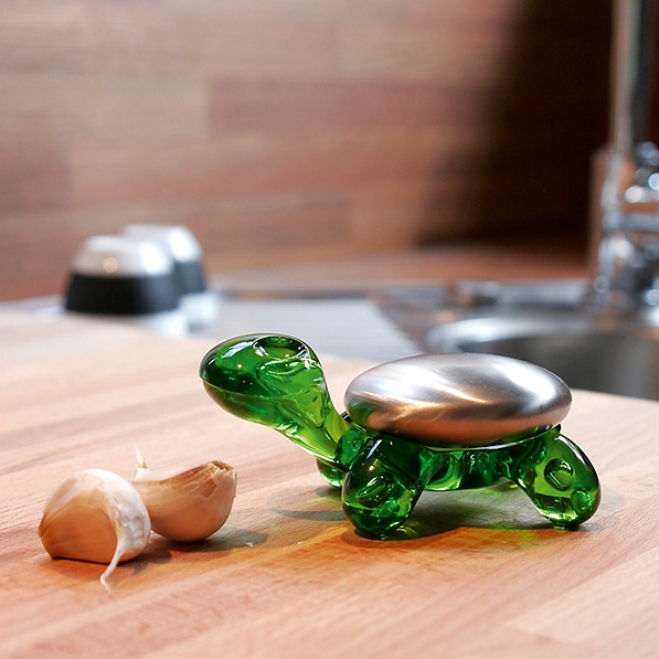 KOZIOL Amanda zielone - mydło stalowe niwelujące przykry zapach z podstawką
