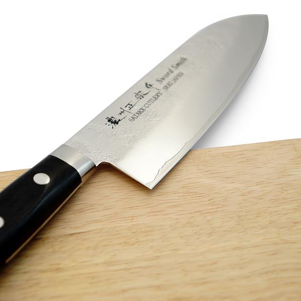 Nóż Santoku ze stali nierdzewnej SATAKE UNIQUE CLAD COLOUR CZARNY 17 cm