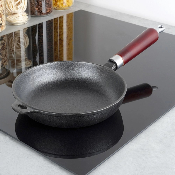 Patelnia żeliwna z drewnianą rączką CAST LINE 20 cm