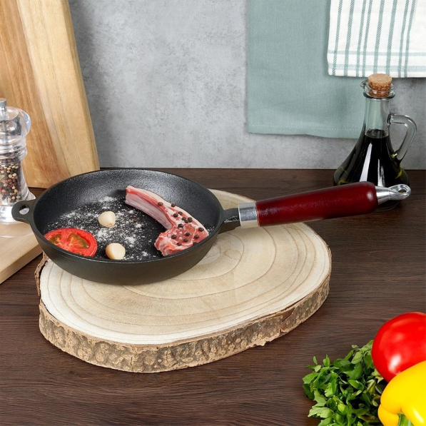 Patelnia żeliwna z drewnianą rączką CAST LINE 20 cm