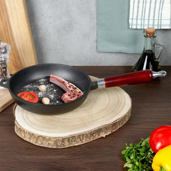 Patelnia żeliwna z drewnianą rączką CAST LINE 22 cm