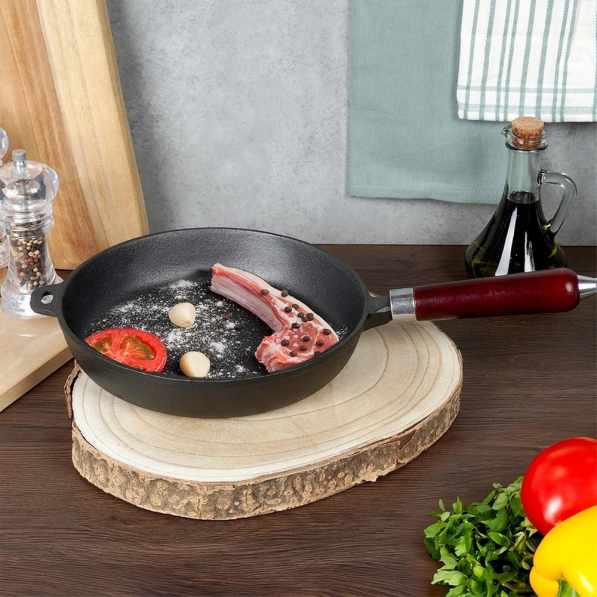 Patelnia żeliwna z drewnianą rączką CAST LINE 24 cm