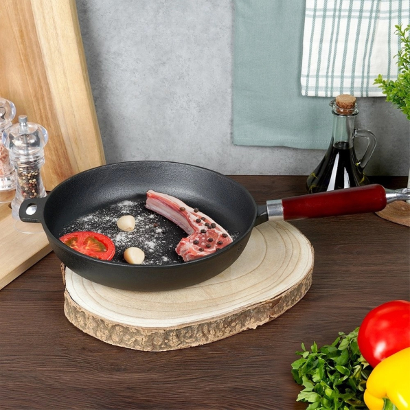 Patelnia żeliwna z drewnianą rączką CAST LINE 26 cm