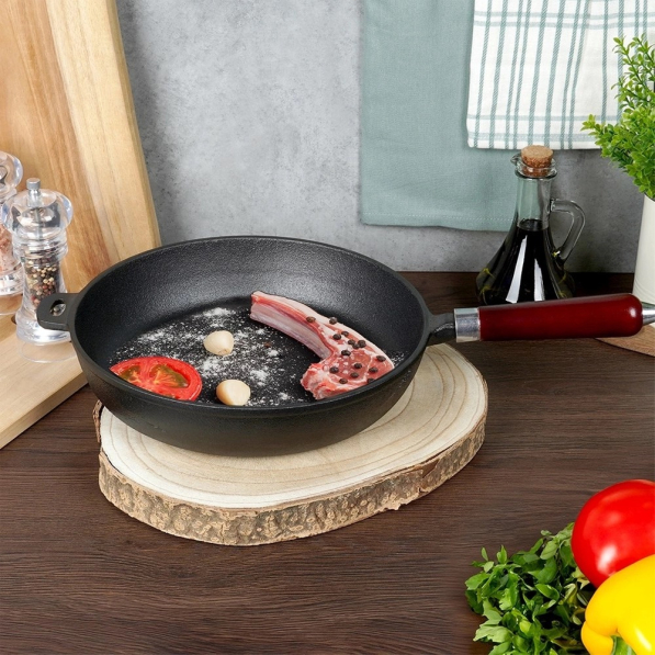 Patelnia żeliwna z drewnianą rączką CAST LINE 28 cm