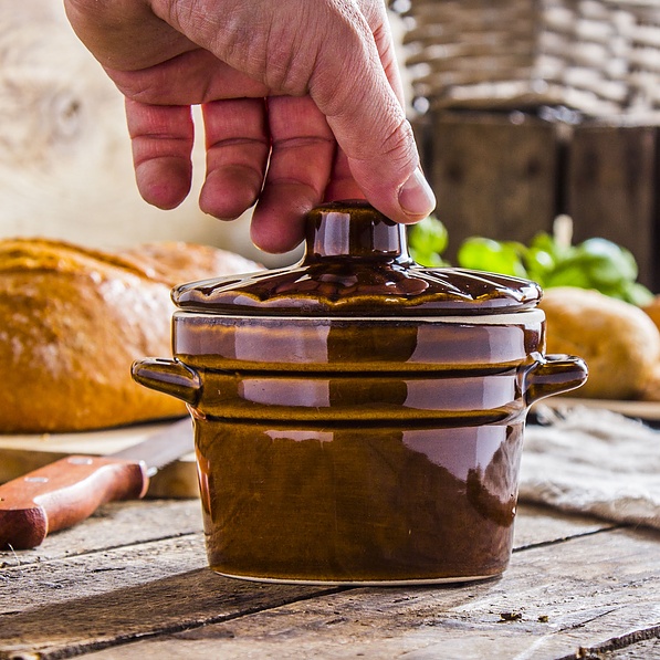 Pojemnik na smalec kamionkowy z pokrywką KRYSTYNKA GARNUSZEK BRĄZOWY 0,5 l