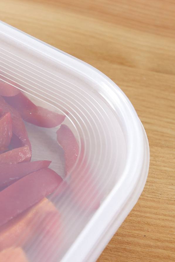 Pojemnik na żywność plastikowy PLAST TEAM HELSINKI NISKI KWADRATOWY MIX KOLORÓW 0,9 l