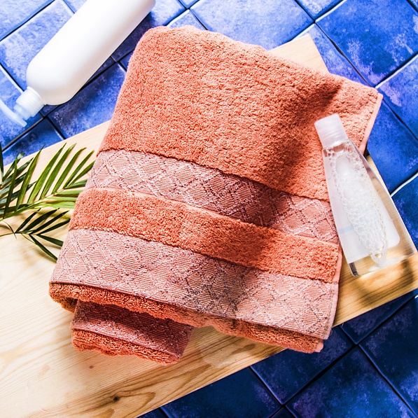 Ręcznik kąpielowy bawełniany MISS LUCY KUBA POMARAŃCZOWY 70 x 140 cm