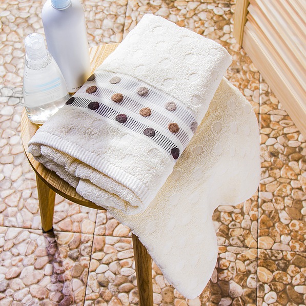 Ręcznik kąpielowy bawełniany MISS LUCY ROTUNDA KREMOWY 70 x 140 cm
