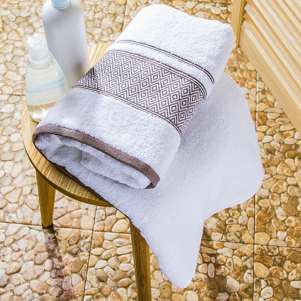 Ręcznik kąpielowy bawełniany MISS LUCY SANNY BIAŁY 70 x 140 cm
