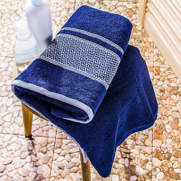 Ręcznik kąpielowy bawełniany MISS LUCY SANNY GRANATOWY 70 x 140 cm
