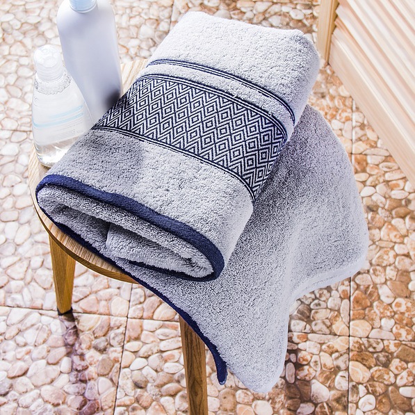 Ręcznik kąpielowy bawełniany MISS LUCY SANNY SREBRNY 70 x 140 cm
