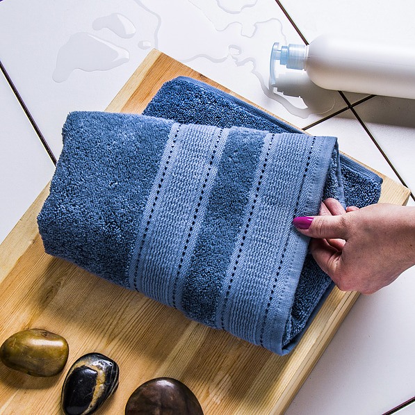 Ręcznik łazienkowy bawełniany MISS LUCY MARLA NIEBIESKI 50 x 90 cm