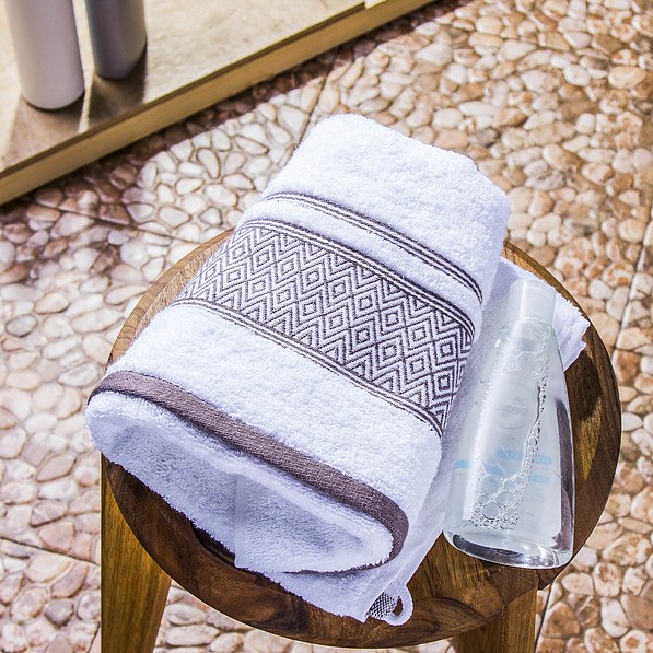 Ręcznik łazienkowy bawełniany MISS LUCY SANNY BIAŁY 50 x 90 cm