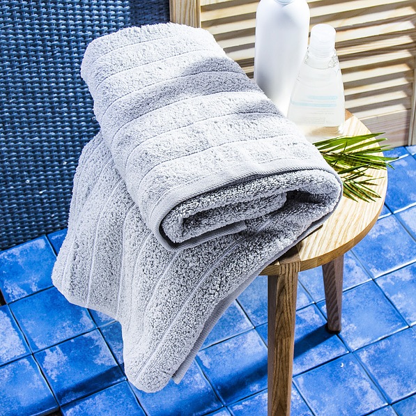 Ręcznik łazienkowy bawełniany MISS LUCY VACANZA SZARY 70 x 140 cm 