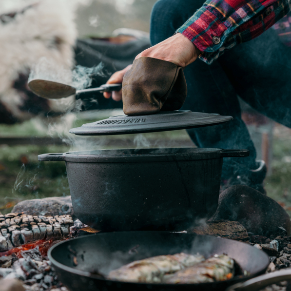 SKOTTSBERG Cast Iron 5,5 l - garnek żeliwny na ognisko z pokrywką