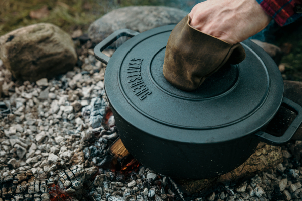 SKOTTSBERG Cast Iron 5,5 l - garnek żeliwny na ognisko z pokrywką