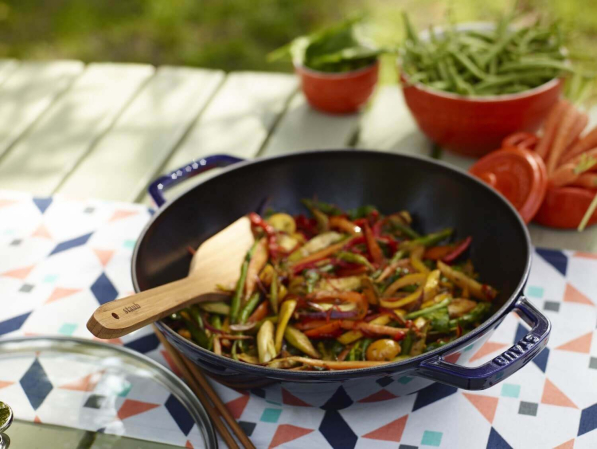 STAUB Cast 30 cm - patelnia / wok żeliwny z pokrywką