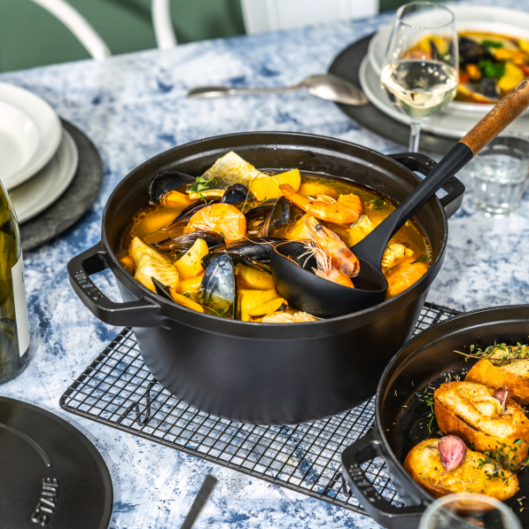 STAUB Cast Iron 4,2 l czarny - garnek żeliwny z pokrywką i patelnią