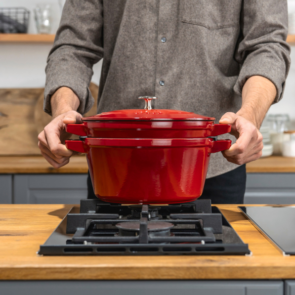 STAUB Cast Iron 4,2 l czerwony - garnek żeliwny z pokrywką i patelnią