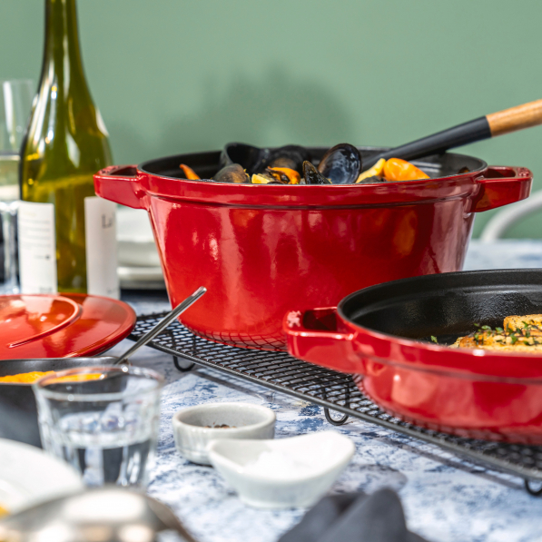 STAUB Cast Iron czerwony - zestaw 2 garnków żeliwnych z pokrywką i patelnią