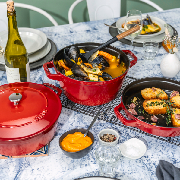 STAUB Cast Iron czerwony - zestaw 2 garnków żeliwnych z pokrywką i patelnią