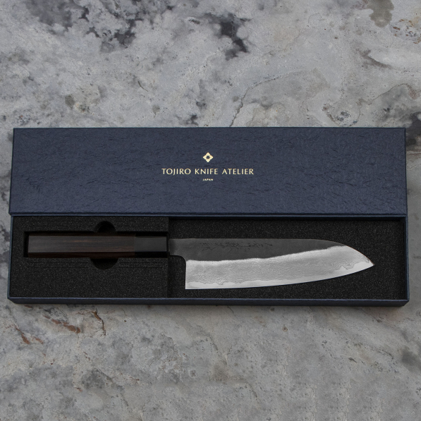 TOJIRO Atelier EB Forged 17 cm - nóż japoński Santoku ze stali nierdzewnej