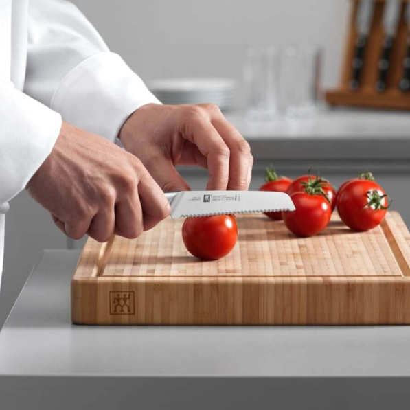 ZWILLING Pro 13 cm - nóż uniwersalny z ząbkami ze stali węgowej