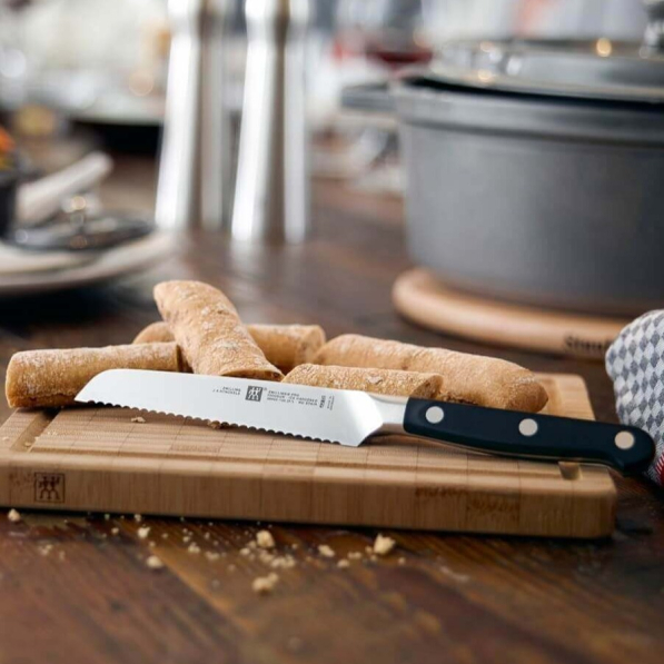 ZWILLING Pro 13 cm - nóż uniwersalny z ząbkami ze stali węgowej