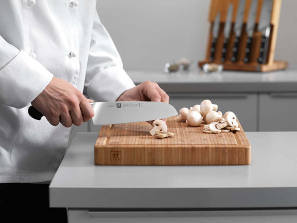 ZWILLING Pro 18 cm - nóż Santoku ze stali węglowej
