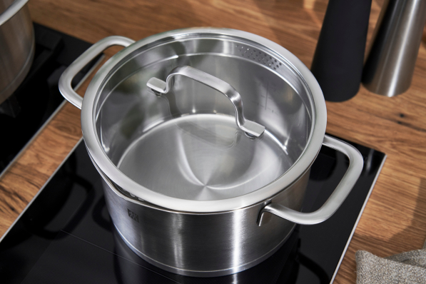 ZWILLING TrueFlow 6 l - garnek ze stali nierdzewnej z pokrywką do odcedzania