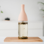 HARIO Aisne Filter-in Bottle 0,8 l różowa - butelka na wodę szklana z filtrem do herbaty na zimno