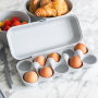 KOZIOL Eggs To Go biały - pojemnik na jajka plastikowy
