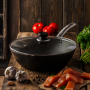 SKOTTSBERG Carbon Steel 28 cm - patelnia / wok ze stali węglowej nieprzywierający z pokrywką