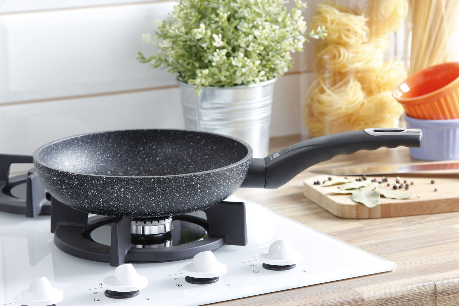 Chảo chống dính bếp từ nên mua hãng nào? Tefal, Fissler hay Elo 7